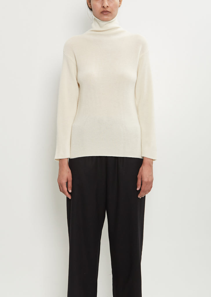 Cashmere Basic T-Neck Fitted Sweater — Bone
